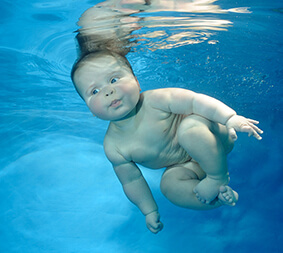 BABY UNDERWATER IMAGE